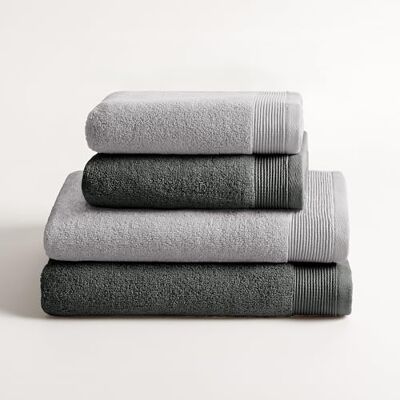 BOHEME Conjunto de 4 toalhas Harmony cinzento claro aço Inclui 2 (50 x 100 cm) e 2 (70 x 140 cm). 100% algodão zero Twist 600 g/m². Suaves, absorventes, de secagem rápida. BOHEME Conjunto de 4 toalhas Harmony cinzento claro aço Inclui 2 (50 x 100 cm) e 2 (70 x 140 cm). 100% algodão zero Twist 600 g/m². Suaves, absorventes, de secagem rápida.