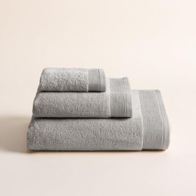 BOHEME Conjunto de 3 toalhas Harmony cinzento claro com toalha de banho Inclui 1 (30 x 50 cm), 1 (50 x 100 cm) e 1 (100 x 150 cm). 100% algodão zero Twist 600 g/m². Macio e absorvente. BOHEME Conjunto de 3 toalhas Harmony cinzento claro com toalha de banho Inclui 1 (30 x 50 cm), 1 (50 x 100 cm) e 1 (100 x 150 cm). 100% algodão zero Twist 600 g/m². Macio e absorvente.