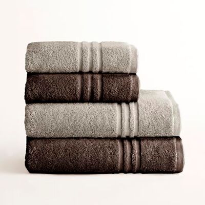 BOHEME Conjunto de 4 toalhas premium pedra Moka Inclui 2 (50 x 100 cm) e 2 (70 x 140 cm). 100% algodão 700 g/m². Suaves, absorventes e de secagem rápida. BOHEME Conjunto de 4 toalhas premium pedra Moka Inclui 2 (50 x 100 cm) e 2 (70 x 140 cm). 100% algodão 700 g/m². Suaves, absorventes e de secagem rápida.