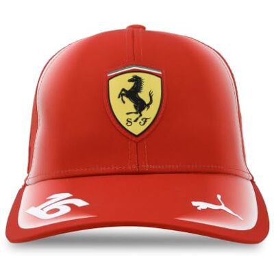 PUMA Colección Gorras Scuderia Ferrari F1 2026 Charles Leclerc Con un gráfico tonal en relieve de calor en la corona, Como se ve llevado por el equipo y los pilotos PUMA Colección Gorras Scuderia Ferrari F1 2026 Charles Leclerc Con un gráfico tonal en relieve de calor en la corona, Como se ve llevado por el equipo y los pilotos