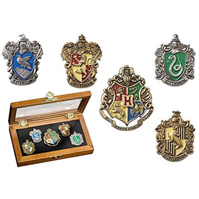The Noble Collection Pin da casa de Hogwarts: cinco pins na vitrina. Coleção Harry Potter Noble The Noble Collection Pin da casa de Hogwarts: cinco pins na vitrina. Coleção Harry Potter Noble