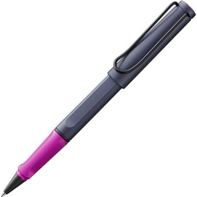 Lamy Safari pink cliff Caneta de rolo com pega ergonómica e largura do traço M para uma escrita longa e agradável feita de plástico robusto ASA com recarga de rolo M 63 em preto Lamy Safari pink cliff Caneta de rolo com pega ergonómica e largura do traço M para uma escrita longa e agradável feita de plástico robusto ASA com recarga de rolo M 63 em preto