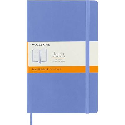 Moleskine Classic Notebook, Cuaderno Rayado, Tapa Blanda y Cierre Elástico, Tamaño Large 13 x 21 cm, Color Azul Hortensia, 240 páginas Moleskine Classic Notebook, Cuaderno Rayado, Tapa Blanda y Cierre Elástico, Tamaño Large 13 x 21 cm, Color Azul Hortensia, 240 páginas