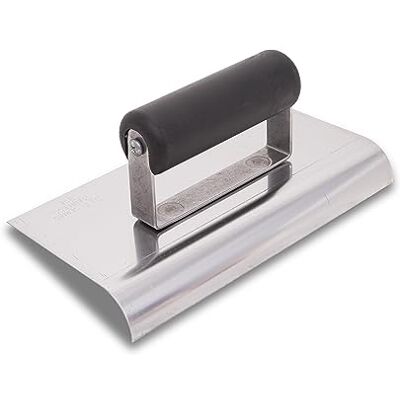 Marshalltown A paleta de borda , de aço inoxidável com cabo de plástico, permite arredondar o betão, raio: 10 mm, lábio: 13 mm, dimensões: 203 x 102 mm. Marshalltown A paleta de borda , de aço inoxidável com cabo de plástico, permite arredondar o betão, raio: 10 mm, lábio: 13 mm, dimensões: 203 x 102 mm.