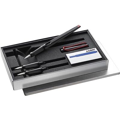 Lamy joy black caneta caligráfica set caneta caligráfica com 3 pontas diferentes (1,1/1,5/1,9 mm) ponta caligráfica com empunhadura ergonômica 5 cartuchos de tinta T 10 blue incl. Lamy joy black caneta caligráfica set caneta caligráfica com 3 pontas diferentes (1,1/1,5/1,9 mm) ponta caligráfica com empunhadura ergonômica 5 cartuchos de tinta T 10 blue incl.
