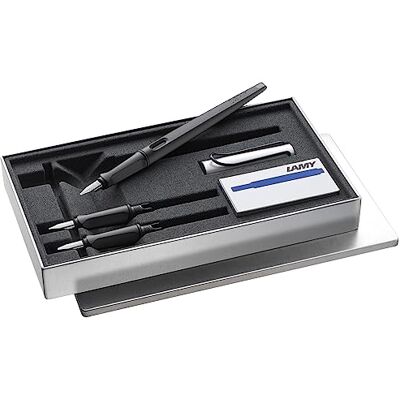 Lamy joy AL caneta caligráfica set caneta caligráfica com 3 penas diferentes (1,1/1,5/1,9 mm) pena caligráfica com empunhadura ergonômica 5 cartuchos de tinta T 10 azul incl. Lamy joy AL caneta caligráfica set caneta caligráfica com 3 penas diferentes (1,1/1,5/1,9 mm) pena caligráfica com empunhadura ergonômica 5 cartuchos de tinta T 10 azul incl.