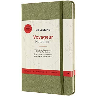 Moleskine Medium Size 11.5 x 18 cm Voyageur Caderno, Diário de Viagem, Caderno para Organizar Viagens, Planejador de Viagem com Capa Rígida de Tecido, Cor Elm Green, 208 Páginas Moleskine Medium Size 11.5 x 18 cm Voyageur Caderno, Diário de Viagem, Caderno para Organizar Viagens, Planejador de Viagem com Capa Rígida de Tecido, Cor Elm Green, 208 Páginas