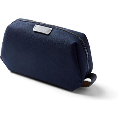 Bellroy Toiletry Kit, nécessaire com tecido impermeável para viagem (cosméticos, perfume, kit de barbear, pente, escova de dentes) Marinha Bellroy Toiletry Kit, nécessaire com tecido impermeável para viagem (cosméticos, perfume, kit de barbear, pente, escova de dentes) Marinha