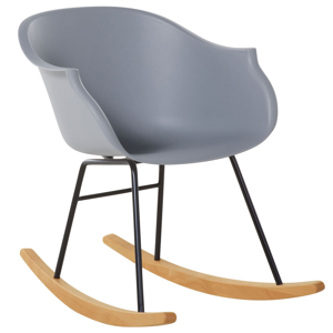 Cadeira de baloiço em material sintético cinzento e pernas de metal sobre madeira maciça estilo escandinavo moderno