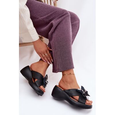 Sandale din piele cu platformă și flori decorative Vinceza negru 38 female Sandale din piele cu platformă și flori decorative Vinceza negru 38 female