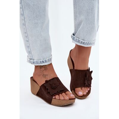 Sandale din piele nubuc pentru femei cu platformă și floare decorativă Zazoo 40312 Ciocolată 37 Sandale din piele nubuc pentru femei cu platformă și floare decorativă Zazoo 40312 Ciocolată 37