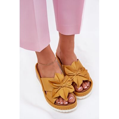 Sandale din piele pentru femei cu toc wedge și floare decorativă Artiker 52C0504 galbene 40 Sandale din piele pentru femei cu toc wedge și floare decorativă Artiker 52C0504 galbene 40