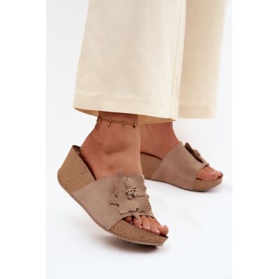 Sandale din piele nubuc pentru femei cu platformă și floare decorativă Zazoo 40312 Cappuccino 40 Sandale din piele nubuc pentru femei cu platformă și floare decorativă Zazoo 40312 Cappuccino 40