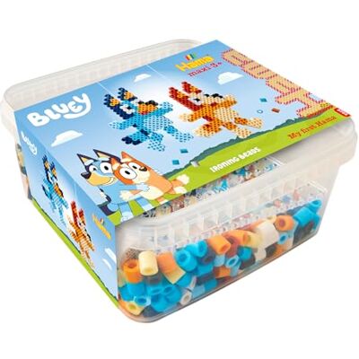 Hama Maxi Beads Bluey Craft Box – 900 strykningspärlor, stort pinnbord, designblad, sträng och strykpapper – konst- och hantverkskit för barn i åldrarna 3+ Hama Maxi Beads Bluey Craft Box – 900 strykningspärlor, stort pinnbord, designblad, sträng och strykpapper – konst- och hantverkskit för barn i åldrarna 3+