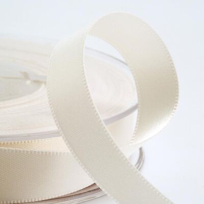 Italian Options Italienska alternativ satinband, 16 mm brett x 25 meter rulle, elfenben Italian Options Italienska alternativ satinband, 16 mm brett x 25 meter rulle, elfenben