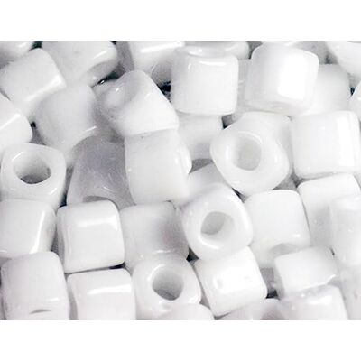 INNSPIRO Japanska pärlor vit ogenomskinlig kub 4mm. 100gr. INNSPIRO Japanska pärlor vit ogenomskinlig kub 4mm. 100gr.