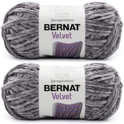 Bernat Velvet-garn i polyester för stickning och virkning, färgnamn: ”Vapor Gray”, 2-pack med 300 g (10,5 uns), tjocklek 5: tjockt, 288 meter (315 yard) Bernat Velvet-garn i polyester för stickning och virkning, färgnamn: ”Vapor Gray”, 2-pack med 300 g (10,5 uns), tjocklek 5: tjockt, 288 meter (315 yard)