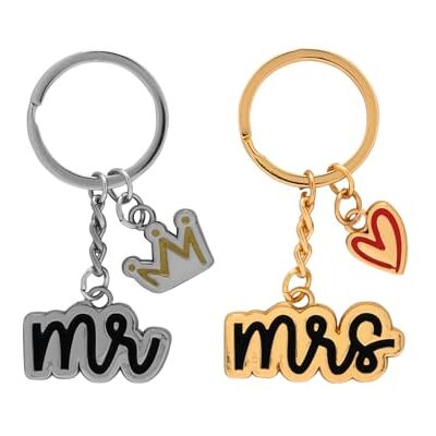 GRUSS & CO par nyckelring motiv Mr. Mrs. Presentset med 2 figurfulla hängen, på presentkort bröllopspresent, för par, för två 71074, flerfärgad, Länge 7 cm GRUSS & CO par nyckelring motiv Mr. Mrs. Presentset med 2 figurfulla hängen, på presentkort bröllopspresent, för par, för två 71074, flerfärgad, Länge 7 cm