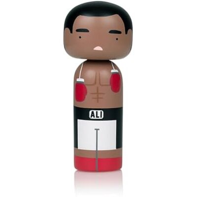 Lucie Kaas Skiss Inc. Träfigur Muhammad Ali 14,5 cm, tillverkad av Schima trä, handmålad, SI02MA Lucie Kaas Skiss Inc. Träfigur Muhammad Ali 14,5 cm, tillverkad av Schima trä, handmålad, SI02MA