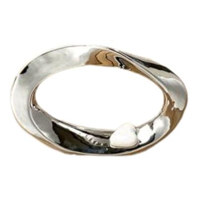 DRW Oval figur med ett silver och vitt hjärta 20 x 10 x 16 cm DRW Oval figur med ett silver och vitt hjärta 20 x 10 x 16 cm