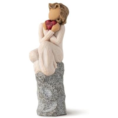 Willow Tree Embrace 2023, Happy Anticipation of New Beginnings, daterat rött hjärta firande av kärlek, skulpterad handmålad figur Willow Tree Embrace 2023, Happy Anticipation of New Beginnings, daterat rött hjärta firande av kärlek, skulpterad handmålad figur