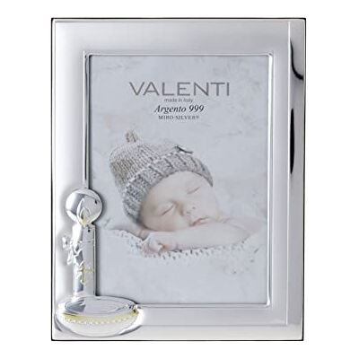VALENTI & CO. Valenti&Co bildram av silver, 13 x 18 cm, perfekt som presentidé för fester, som ett barns dop. VALENTI & CO. Valenti&Co bildram av silver, 13 x 18 cm, perfekt som presentidé för fester, som ett barns dop.