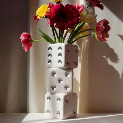 Reimagine Discovery Triple Dice Vase (vit kropp + silverprickar) Reimagine Discovery Triple Dice Vase (vit kropp + silverprickar)