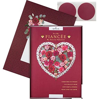 Hallmark Lyxigt alla hjärtans dagskort för fästmö – traditionell blommig hjärtdesign med presentask Hallmark Lyxigt alla hjärtans dagskort för fästmö – traditionell blommig hjärtdesign med presentask