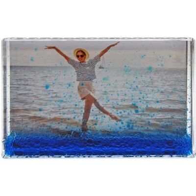 Adventa Glittrig fotoram, fotoram i akryl rymmer 10 x 15 cm (4 x 6 tum) tydlig ramlös skrivbordsfotoblock med (blått vatten) – idealiska personliga presenter, födelsedagspresenter eller heminredning Adventa Glittrig fotoram, fotoram i akryl rymmer 10 x 15 cm (4 x 6 tum) tydlig ramlös skrivbordsfotoblock med (blått vatten) – idealiska personliga presenter, födelsedagspresenter eller heminredning
