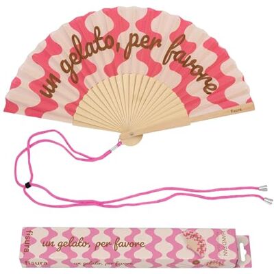 FISURA – Original fläkt med meddelande "A Gelato please please tail" modern och färgglad träfläkt blå randig handfläkt medföljande hängare rolig presentidé 42,5 x 23 cm FISURA – Original fläkt med meddelande "A Gelato please please tail" modern och färgglad träfläkt blå randig handfläkt medföljande hängare rolig presentidé 42,5 x 23 cm