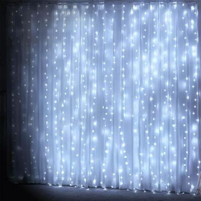 VoltShine Platt gardinljus, 3AA-batteri, kallvit färg, mått 3 m x 3 m, perfekt för dekoration och atmosfär vid fester och evenemang. VoltShine Platt gardinljus, 3AA-batteri, kallvit färg, mått 3 m x 3 m, perfekt för dekoration och atmosfär vid fester och evenemang.