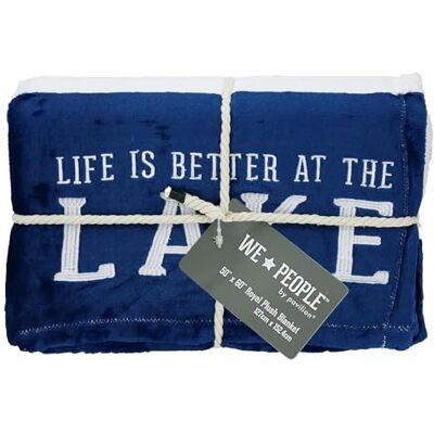 Pavilion Gift company Life Is Better At The Lake-Blue & White Super Soft 127 x 152 cm Randigt överkast Broderad Text 127 cm x 152 cm Kunglig Plyschfilt, Blå Pavilion Gift company Life Is Better At The Lake-Blue & White Super Soft 127 x 152 cm Randigt överkast Broderad Text 127 cm x 152 cm Kunglig Plyschfilt, Blå