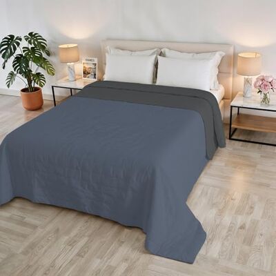 Italian Bed Linen Golias sommartäcke, tillverkad i Italien, 100% polyester Dubbelsidigt överkast med vattentvättad effekt Lätt filt med fyllning 65 gr Dubbelsäng 260 x 250 cm Blå/mörk grå Italian Bed Linen Golias sommartäcke, tillverkad i Italien, 100% polyester Dubbelsidigt överkast med vattentvättad effekt Lätt filt med fyllning 65 gr Dubbelsäng 260 x 250 cm Blå/mörk grå