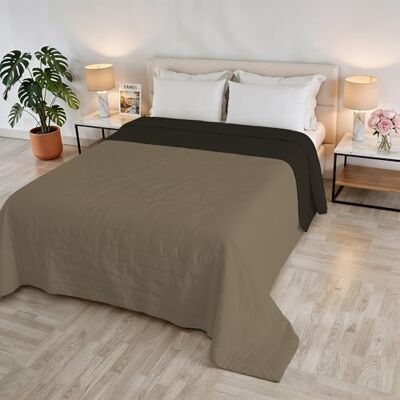 Italian Bed Linen Golias sommartäcke, tillverkad i Italien, 100% polyester dubbelsidigt överkast med vattentvättad effekt lätt filt med fyllning 65 gr dubbelsäng 260 x 250 cm hasselnöt/brun Italian Bed Linen Golias sommartäcke, tillverkad i Italien, 100% polyester dubbelsidigt överkast med vattentvättad effekt lätt filt med fyllning 65 gr dubbelsäng 260 x 250 cm hasselnöt/brun