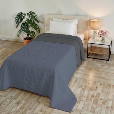 Italian Bed Linen Golias sommartäcke, tillverkad i Italien, 100% polyester – dubbelsidigt överkast med vattentvättad effekt – lätt filt med fyllning 65 gr – enkelsäng 170 x 250 cm – blå/mörkgrå Italian Bed Linen Golias sommartäcke, tillverkad i Italien, 100% polyester – dubbelsidigt överkast med vattentvättad effekt – lätt filt med fyllning 65 gr – enkelsäng 170 x 250 cm – blå/mörkgrå