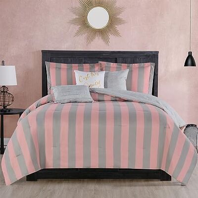 Juicy Couture Cabana randigt vändbart bäddset – tvilling/dubbel XL-storlek – rosa och grårandigt tryck – set i 5 delar – inkluderar 1 66 x 90 täcke, 3 dekorativa kuddar, 1 örngott Juicy Couture Cabana randigt vändbart bäddset – tvilling/dubbel XL-storlek – rosa och grårandigt tryck – set i 5 delar – inkluderar 1 66 x 90 täcke, 3 dekorativa kuddar, 1 örngott
