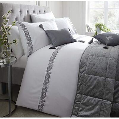 Laurence Llewelyn-Bowen Monoglam broderad plisserad påslakan set enkelsäng storlek i vitt och silver Laurence Llewelyn-Bowen Monoglam broderad plisserad påslakan set enkelsäng storlek i vitt och silver