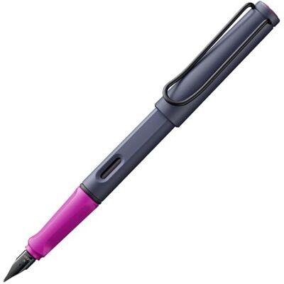 Lamy safari rosa cliff reservoarpenna – reservoarpenna med ergonomiskt handtag och polerad stålfjäder i linjebredd F – robust ASA-plast – inkl. bläckpatron T 10 blå – högerhänt Lamy safari rosa cliff reservoarpenna – reservoarpenna med ergonomiskt handtag och polerad stålfjäder i linjebredd F – robust ASA-plast – inkl. bläckpatron T 10 blå – högerhänt