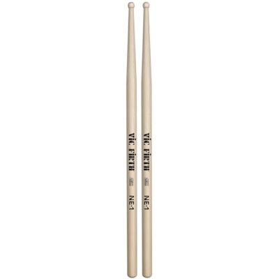 Vic Firth American Classic® Serien Trumpinnar NE1 Mike Johnson Förstklassig Amerikansk Hickory Träspets US Hickory trumpinnar med lackfinish och NE-1-spets för artikulering, återhämtning och teknisk framsteg Vic Firth American Classic® Serien Trumpinnar NE1 Mike Johnson Förstklassig Amerikansk Hickory Träspets US Hickory trumpinnar med lackfinish och NE-1-spets för artikulering, återhämtning och teknisk framsteg