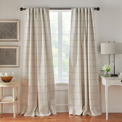 Elrene Home Fashions Brighton fönsterruta rutig mörkläggningsfönstergardin, vardagsrum och sovrum draperi med bakre flik och stång fickflikar, 132 cm x 274 cm, linne, 1 panel Elrene Home Fashions Brighton fönsterruta rutig mörkläggningsfönstergardin, vardagsrum och sovrum draperi med bakre flik och stång fickflikar, 132 cm x 274 cm, linne, 1 panel