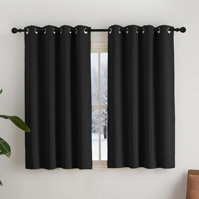 NICETOWN Svarta Ogenomskinliga Gardiner för Små Fönster Mörkläggning med Öljetter, Set om 2, H 145 x B 140 cm, Kort Termisk med Köldskydd NICETOWN Svarta Ogenomskinliga Gardiner för Små Fönster Mörkläggning med Öljetter, Set om 2, H 145 x B 140 cm, Kort Termisk med Köldskydd