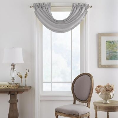 Elrene Home Fashions Versailles mörkläggande fönstergardin med vattenfallskappa i fusksiden, tillbehör för sovrum- eller vardagsrumsfönster med stångfickflikar, 132 cm x 91 cm (52 x 36), 1 kappa, grå Elrene Home Fashions Versailles mörkläggande fönstergardin med vattenfallskappa i fusksiden, tillbehör för sovrum- eller vardagsrumsfönster med stångfickflikar, 132 cm x 91 cm (52 x 36), 1 kappa, grå