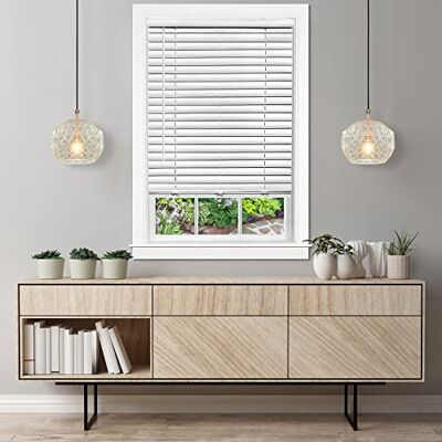 ACHIM Trådlös mörkläggande venetiansk persienn – 79 cm bredd, 64 tum längd, 5 cm vinyllamellstorlek – vit – GII Luna ljusfiltrering horisontella minifönsterpersienner för interiör av heminredning ACHIM Trådlös mörkläggande venetiansk persienn – 79 cm bredd, 64 tum längd, 5 cm vinyllamellstorlek – vit – GII Luna ljusfiltrering horisontella minifönsterpersienner för interiör av heminredning