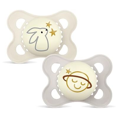 MAM Original Night nappar 2-6 nappar i set om 2 till 6 månader Lyser i mörkret, med steriliserande napphållare, extra tunn och flexibel din, SkinSoft silikon, BPA/BPS-fri MAM Original Night nappar 2-6 nappar i set om 2 till 6 månader Lyser i mörkret, med steriliserande napphållare, extra tunn och flexibel din, SkinSoft silikon, BPA/BPS-fri