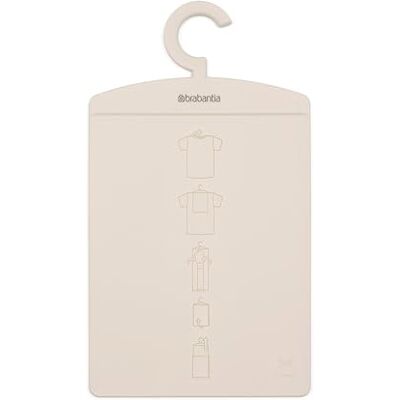 Brabantia – hopfällbar bräda – lättanvänd bordsmapp – för t-shirts och tröjor – klädhängare med krok – garderobstillbehör – klädorganiserare – mjuk beige – 38 x 0,5 x 21,3 cm Brabantia – hopfällbar bräda – lättanvänd bordsmapp – för t-shirts och tröjor – klädhängare med krok – garderobstillbehör – klädorganiserare – mjuk beige – 38 x 0,5 x 21,3 cm