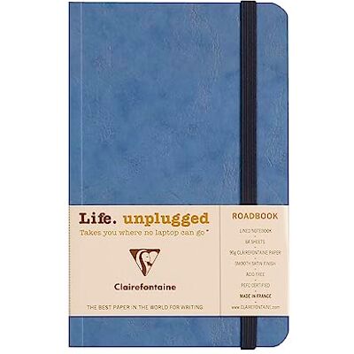 Clairefontaine 791164C samling åldersväska blå vägbok fyrkantig självhäftande fyrkantig rygg elastisk anteckningsbok – 9 x 14 cm – 128 fodrade sidor – 90 g vitt papper – läderkorn glansigt kortskydd Clairefontaine 791164C samling åldersväska blå vägbok fyrkantig självhäftande fyrkantig rygg elastisk anteckningsbok – 9 x 14 cm – 128 fodrade sidor – 90 g vitt papper – läderkorn glansigt kortskydd