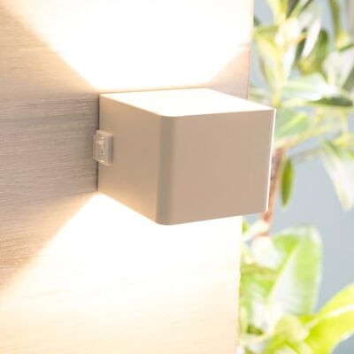 Lightbox LED utomhusvägglampa 10 x 10 x 8 cm uppladdningsbar utomhusvägglampa med magnet och USB, rörelsesdetektor och vippströmbrytare och varmvit ljusfärg (3 000 K) husfasad och terrass Vit Lightbox LED utomhusvägglampa 10 x 10 x 8 cm uppladdningsbar utomhusvägglampa med magnet och USB, rörelsesdetektor och vippströmbrytare och varmvit ljusfärg (3 000 K) husfasad och terrass Vit