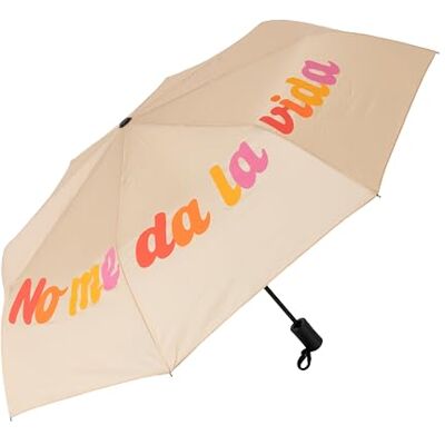 FISURA – Hopfällbart paraply “no me da la vida” beige. Lätt och smidigt. Automatisk öppning. Vindresistent och idealiskt för resor. 96 cm i diameter när det är utfällt. FISURA – Hopfällbart paraply “no me da la vida” beige. Lätt och smidigt. Automatisk öppning. Vindresistent och idealiskt för resor. 96 cm i diameter när det är utfällt.