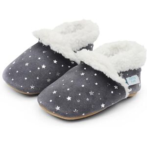 Dotty Fish barntofflor av mocka. Fodrade med varm fleece. 0-6 månader upp till 4-5 år. Mjuk antihalksula. Grå stjärnor 2-3 år (25 EU) Dotty Fish barntofflor av mocka. Fodrade med varm fleece. 0-6 månader upp till 4-5 år. Mjuk antihalksula. Grå stjärnor 2-3 år (25 EU)