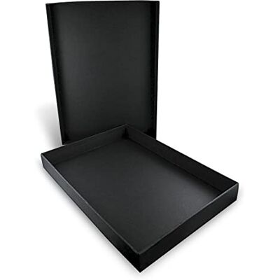 Honsell 81331 svart förvaringslåda med lock för DIN A4-format, innermått ca. 32,5 x 23,0 x 3,5 cm, robust låda tillverkad av svart kartong med satinyta Honsell 81331 svart förvaringslåda med lock för DIN A4-format, innermått ca. 32,5 x 23,0 x 3,5 cm, robust låda tillverkad av svart kartong med satinyta